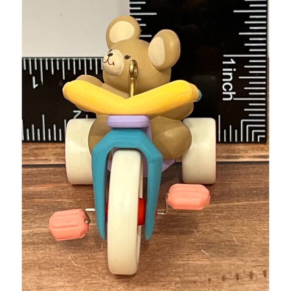 1985 HALLMARK KEEPSAKE ORNAMENT QX480-5 BEARY SMOOTH RIDE TRICYCLE TEDDY BEAR - Picture 5 of 7